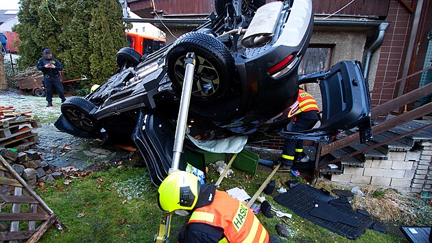 Řidička nezvládla řízení a skončila na zápraží domu v Koblově (4. března 2022)