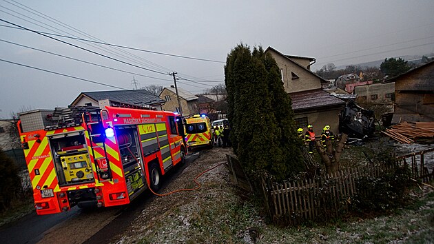 Řidička nezvládla řízení a skončila na zápraží domu v Koblově (4. března 2022)