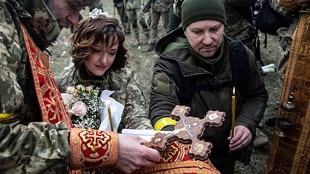 Lesja a Valerij Filimonovi, toho asu lenov dobrovolnickch sil ukrajinsk armdy, se vzali uprosted boj. (6. bezna 2022)