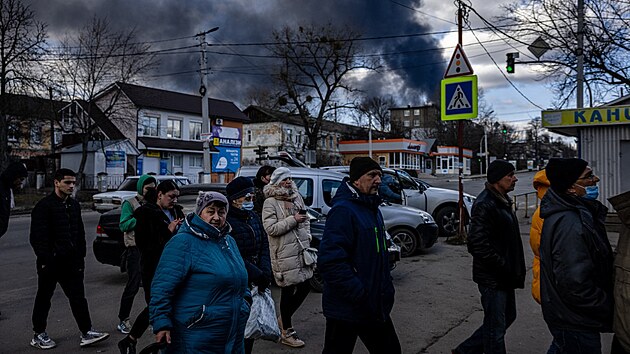 Lidé v ulicích ukrajinského města Vasylkiv kousek od Kyjeva poté, co noční ruské údery zasáhly sklad ropy. (27. února 2022)