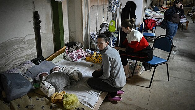 eny peuj o novorozence suternu nemocnice v Kyjev, kam museli zdravotnci dti pesunout kvli ruskmu ostelovn. (28. nora 2022)