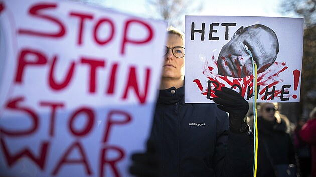 Zastavte Putina, zastavte vlku. Protest proti rusk invazi na Ukrajin ped ruskou ambasdou ve Vilniusu v Litv. (1. bezna 2022)