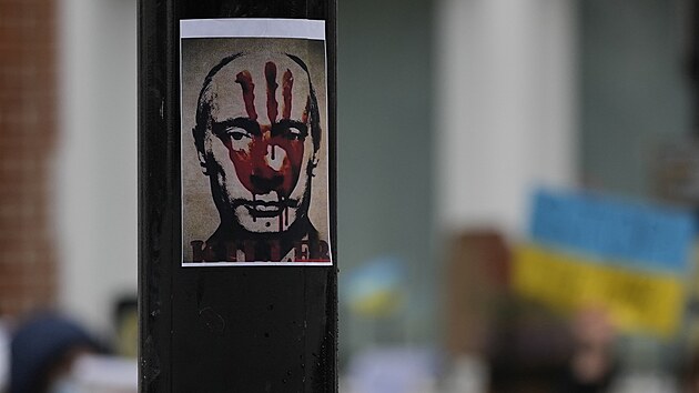 Lid� p�ed ruskou ambas�dou v Lond�n� vyjad�uj� nesouhlas s invaz� na Ukrajin�. (1. b�ezna 2022)