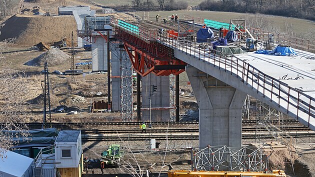 Stavbai jsou i v zim v pln prci. Kvli rznm okolnostem se termn oteven o rok posunul. Jezdit po novm obchvatu Havlkova Brodu by se mohlo koncem ptho roku.