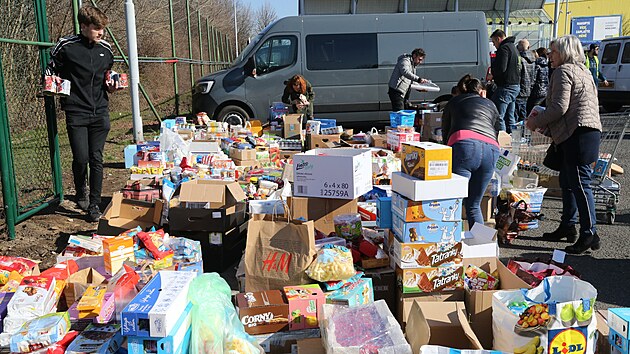 Z st nad Labem vyrazil konvoj zhruba dvaceti dodvek s humanitrn pomoc pro ukrajinsk uprchlky. Nameno m na Slovensko k ukrajinskm hranicm.