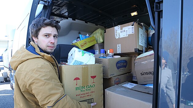 Z st nad Labem vyrazil konvoj zhruba dvaceti dodvek s humanitrn pomoc pro ukrajinsk uprchlky. Nameno m na Slovensko k ukrajinskm hranicm.