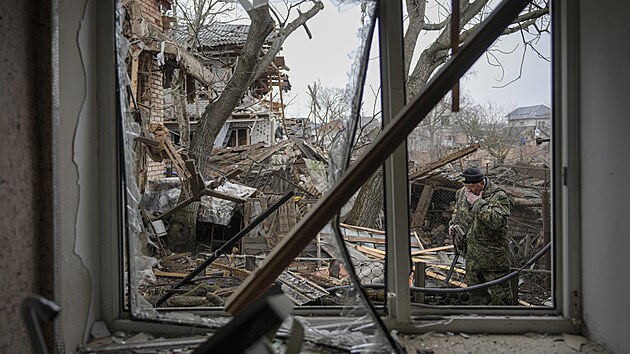 Andrij Honruk, len ukrajinskch ozbrojench jednotek v troskch domu ve vesnici Horenka (2. bezna 2022)