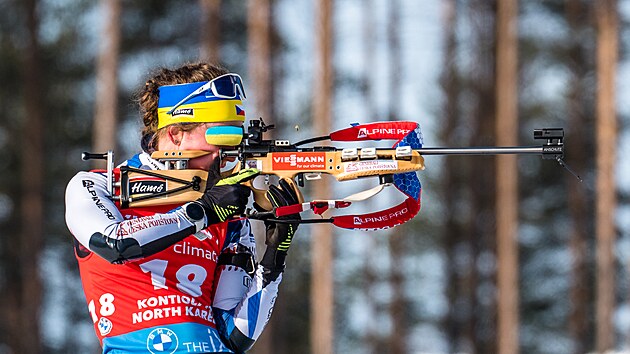 Jessica Jislov� na st�elnici b�hem sprintu v Kontiolahlti
