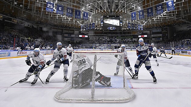 Zpas 52. kola hokejov extraligy: HC Kometa Brno - HC koda Plze. Akce ped brnou branke Plzn Dominika Pavlta