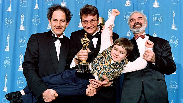 Se so�kou Oscara a s Andrejem Chalimonem, p�edstavitelem Kolji. Vlevo producent Eric Abraham.