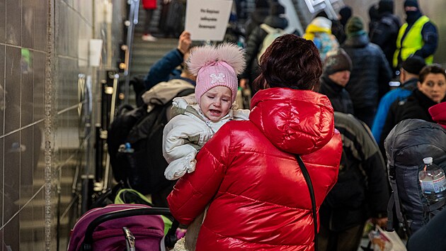 Situace na polsko-ukrajinsk hranici na ndra v Pemylu. Tisce lid sem kad den doraz pes hranice. Vyzvedvaj si je pbuzn, mnoho jich pokrauje dle. (2. bezna 2022)