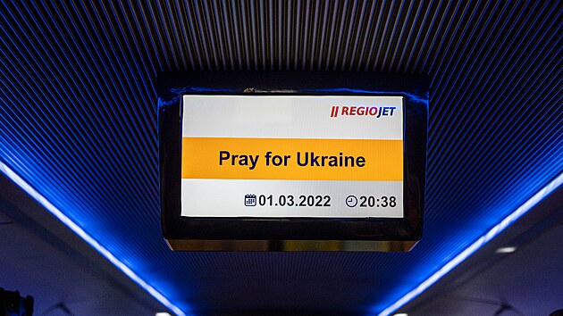 Z praskho hlavnho ndra odjel humanitrn vlak se sedmi nkladnmi vagny. Zptky se vrt s ukrajinskmi uprchlky. (1. bezna 2022)