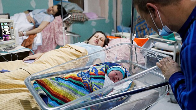 Ukrajinky rodí v krytech uprostřed ostřelování v porodnicích, ale i ukryté v...