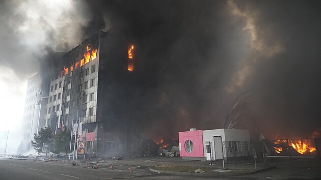 Obytné domy po bombardování v Kyjevě na Ukrajině. (3. března 2022)