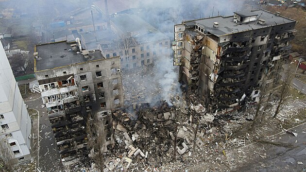 Leteck pohled ukazuje obytnou budovu znienou ostelovnm v osad Borodyanka v oblasti Kyjeva. (3. bezna 2022)