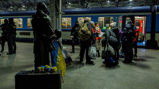 Vlak s uprchlky z Ukrajiny dorazil na hlavn ndra v Praze. (6. bezna 2022)