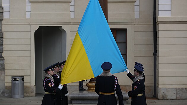 Při slavnostním střídání stráží ve 12 hodin je na I. nádvoří Pražského hradu, čestném dvoře, vyvěšena vlajka Ukrajiny. (7. března 2022)