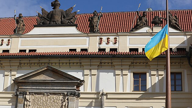 Při slavnostním střídání stráží ve 12 hodin je na I. nádvoří Pražského hradu, čestném dvoře, vyvěšena vlajka Ukrajiny. (7. března 2022)