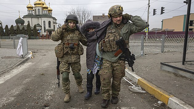 Ruské jednotky v ukrajinské Irpini ostelují civilní obyvatelstvo, které se...