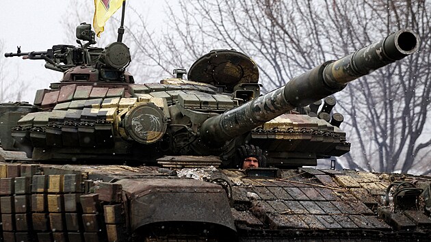 Tank ukrajinské armády míí do dalího boje. (8. bezna 2022)