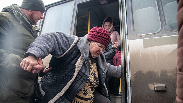 Obyvatel prchajc z Mariupolu pijdj do Bezimenne a jsou vtni leny prorusk Donck lidov republiky (DNR). Bezimenne je vesnice v Donck oblasti na vchodn Ukrajin. (8. bezna 2022)