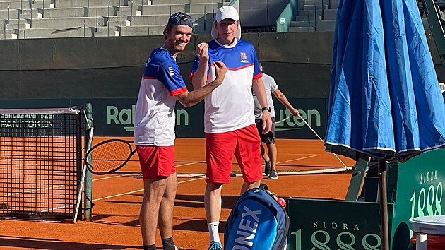 esk tenista Tom Mach a jeho trenr Daniel Vacek trnuj v Buenos Aires ped utknm Davis Cupu proti Argentin.
