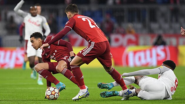 Jamal Musiala z Bayernu Mnichov se sna udret na nohou.