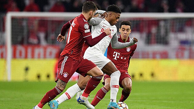 Chukwubuike Adamu (Salcburk) v obleen Jamala Musialy a Lucase Hernndeze z Bayernu.