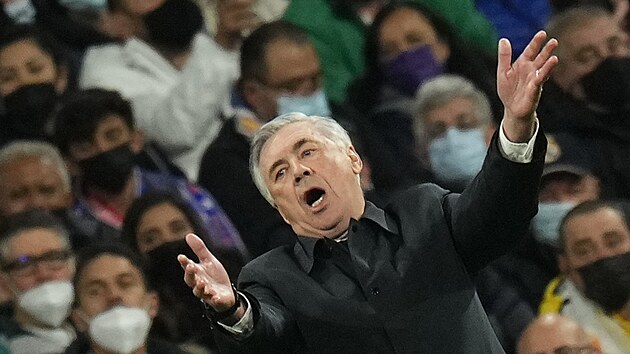 Trenér Realu Madrid Carlo Ancelotti prožívá duel s PSG.