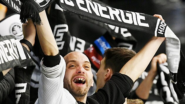 Karlovarský fanoušek slaví branku svého týmu v utkání proti Litvínovu.