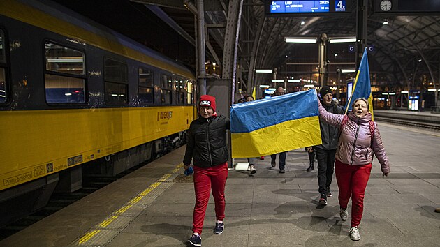 Z praskho hlavnho ndra odjel humanitrn vlak se sedmi nkladnmi vagny. Zptky se vrt s ukrajinskmi uprchlky. (1. bezna 2022)