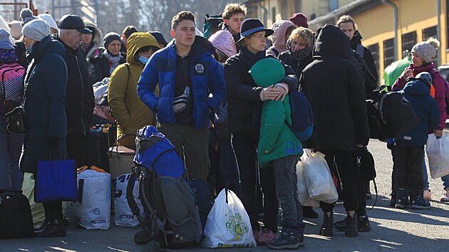 Uprchlíci z Ukrajiny čekají v registračním humanitárním středisku ve Vyšních Lhotách na Frýdecko-Místecku na odvoz na další místa v České republice. (10. dubna 2022)