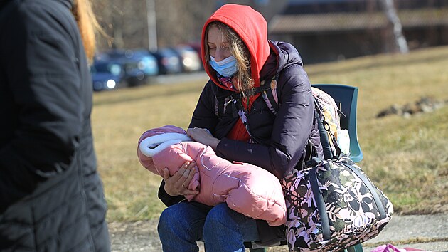 Uprchlíci z Ukrajiny čekají v registračním humanitárním středisku ve Vyšních Lhotách na Frýdecko-Místecku na odvoz na další místa v České republice.