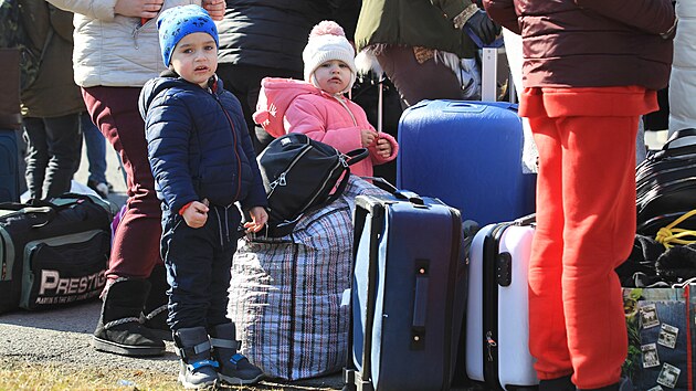 Uprchlíci z Ukrajiny čekají v registračním humanitárním středisku ve Vyšních Lhotách na Frýdecko-Místecku na odvoz na další místa v České republice.