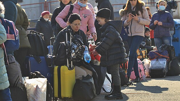 Uprchlci z Ukrajiny ekaj v registranm humanitrnm stedisku ve Vynch Lhotch na Frdecko-Mstecku na odvoz na dal msta v esk republice. (10. dubna 2022)