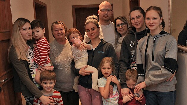 Třem ukrajinským rodinám nabídli ubytování manželé Prokopovi z Polanky nad Odrou. Na pomoc nejen jim, ale i dalším uprchlíkům zakládají i transparentní účet. Oblečení a boty shánějí nejen pro Ukrajinky, o které se starají, ale také ostatním běžencům.