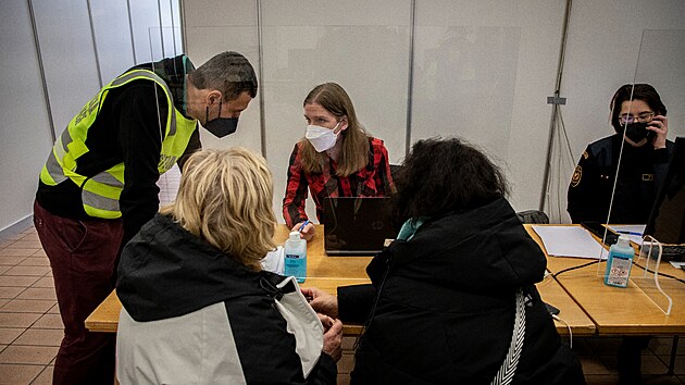 Uprchlkm pomohou asistenti se zaregistrovnm, k dispozici jsou i pracovnci adu prce.