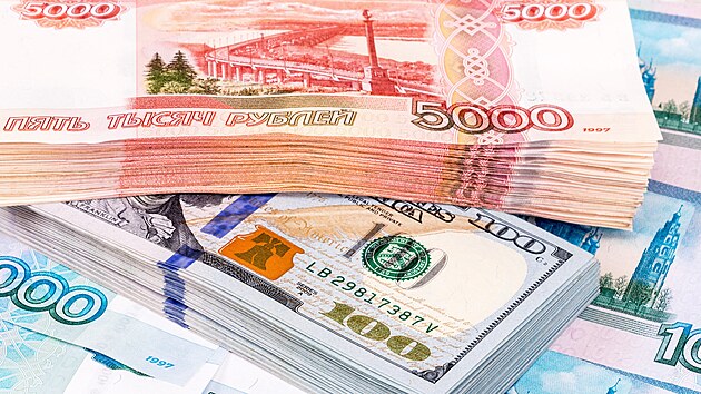 Rublov a dolarov bankovky