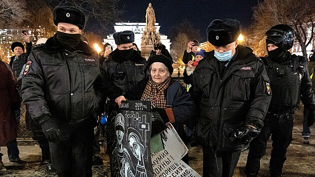 Rusku Jelenu Osipovovou, kter peila u blokdu Leningradu, zatkli na petrohradskm protestu proti invazi na Ukrajinu. (27. nora)