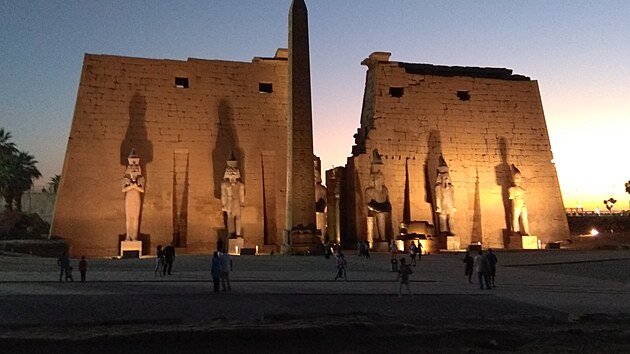 Naši pouť Egyptem jsme začali v Luxoru. Stojí zde největší chrámový komplex na světě, Karnak je obrovský palác, ve kterém by se člověk mohl ztratit. Zajímavý byl i zadní trakt, kde se zcela dochovalo původní barevné zdobení, což v případě, že místu chybí polovina střechy, je velmi unikátní.