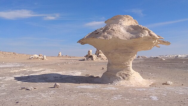 Trochu jiný zážitek z Egypta čeká návštěvníky v Bílé poušti u oázy Bahríja. 