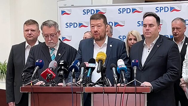 Poslanci SPD kritizovali ve Snmovn dodvky zbran z eska Ukrajin, kter el rusk agresi. Kritizovali tak zablokovn dezinformanch web.