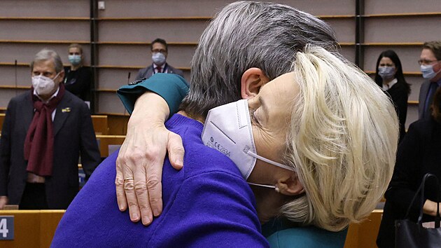 Pedsedkyn Evropsk komise Ursula von der Leyenov a mstopedsedkyn Evropsk komise Margrethe Vestagerov se ptelsky zdrav na zvltnm zasedn Evropskho parlamentu k otzce Ukrajiny. (1. bezna 2022)