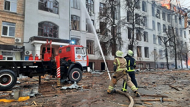 Hasii zasahuj u budov Charkovsk univerzity a policejn stanice. (2. bezna 2022)
