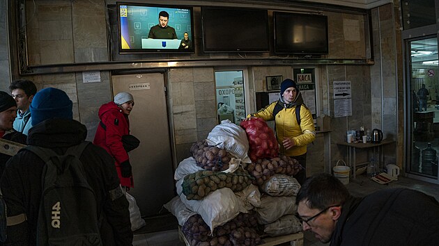 Ukrajint dobrovolnci ve Lvov td darovan potraviny pro mstn obyvatelstvo. (2. bezna 2022)