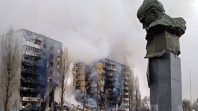 Busta ukrajinskho bsnka Tarase evenka ped zdevastovanmi domy ve mst Borodjanka (2. bezna 2022)