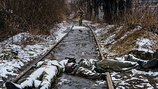 Tla mrtvch ruskch vojk le na kolejch ve mst Irpi nedaleko Kyjeva. (1. bezna 2022)