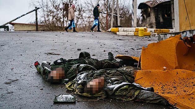 Tla mrtvch ruskch vojk le na silnici ve mst Irpi nedaleko Kyjeva. (1. bezna 2022)