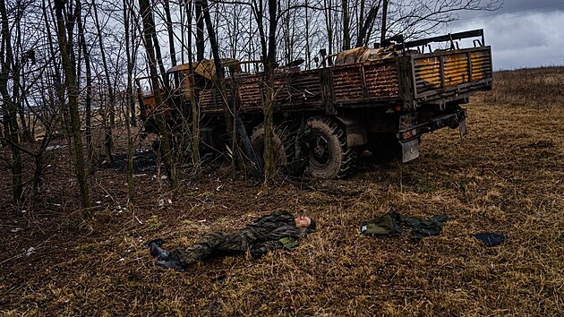 Mrtv rusk vojk na poli u msta Sytnyaky na Ukrajin. (1. bezna 2022)