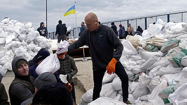 Dobrovolnci stav barikdy v ukrajinskm mst Odsa. (6. bezna 2022)